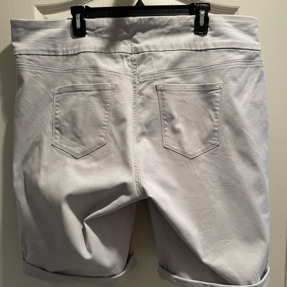 Shorts - Picture 3 of 3